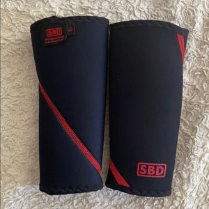 SBD weightlifting knee sleeves
